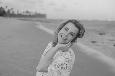 Amigas aproveitando dias de sol e mar em Praia do Forte, Bahia. Fotografia leve e artística por Waldyr Lantyer, fotógrafo de estilo natural.'