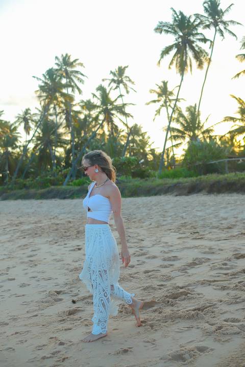 Amigas aproveitando dias de sol e mar em Praia do Forte, Bahia. Fotografia leve e artística por Waldyr Lantyer, fotógrafo de estilo natural.'