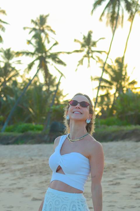 Amigas aproveitando dias de sol e mar em Praia do Forte, Bahia. Fotografia leve e artística por Waldyr Lantyer, fotógrafo de estilo natural.'