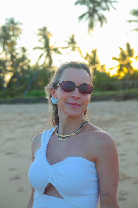 Amigas aproveitando dias de sol e mar em Praia do Forte, Bahia. Fotografia leve e artística por Waldyr Lantyer, fotógrafo de estilo natural.'