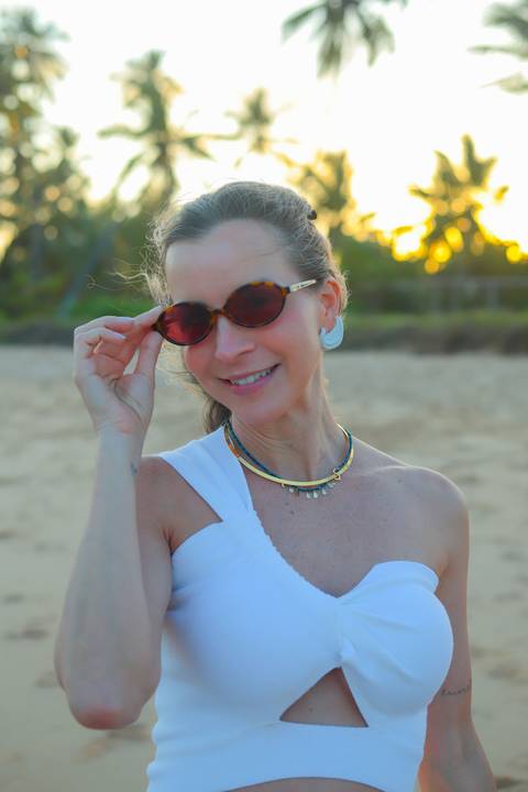 Amigas aproveitando dias de sol e mar em Praia do Forte, Bahia. Fotografia leve e artística por Waldyr Lantyer, fotógrafo de estilo natural.'