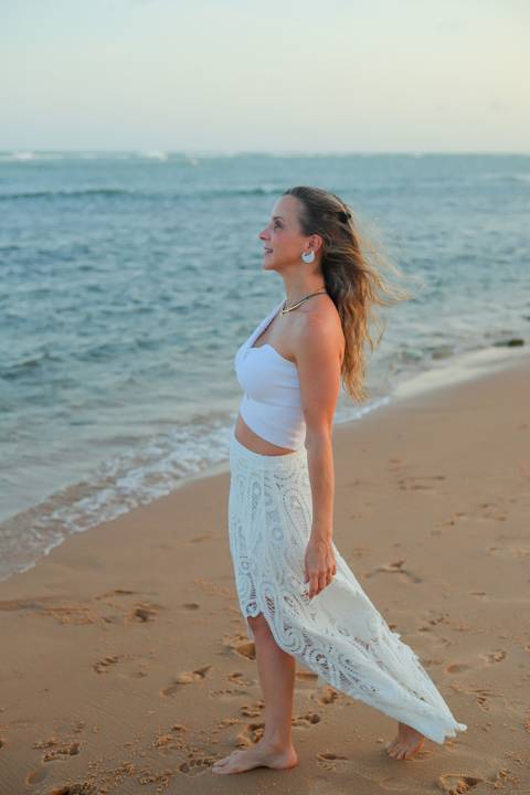 Fotógrafo na Bahia registra momentos de descontração e amizade em Praia do Forte. Ensaio feminino cheio de cores e emoção.'
