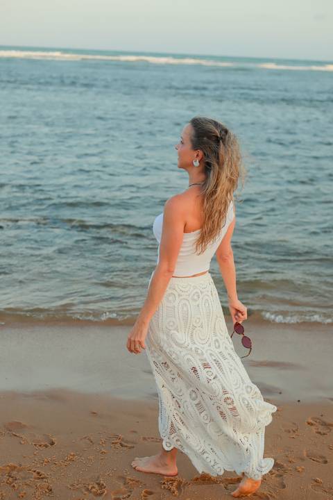 Fotógrafo na Bahia registra momentos de descontração e amizade em Praia do Forte. Ensaio feminino cheio de cores e emoção.'
