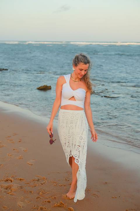 Fotógrafo na Bahia registra momentos de descontração e amizade em Praia do Forte. Ensaio feminino cheio de cores e emoção.'