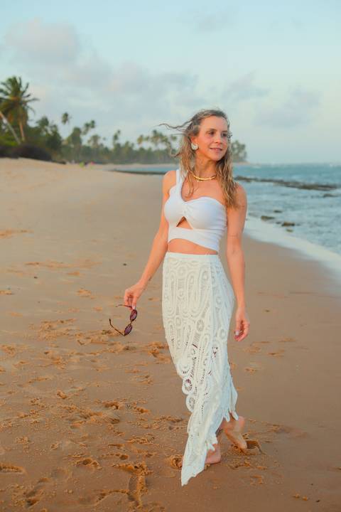 Fotógrafo na Bahia registra momentos de descontração e amizade em Praia do Forte. Ensaio feminino cheio de cores e emoção.'
