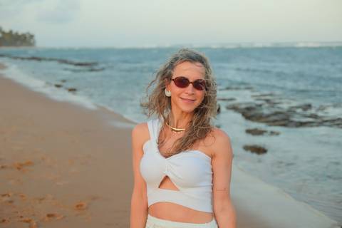 Fotógrafo na Bahia registra momentos de descontração e amizade em Praia do Forte. Ensaio feminino cheio de cores e emoção.'