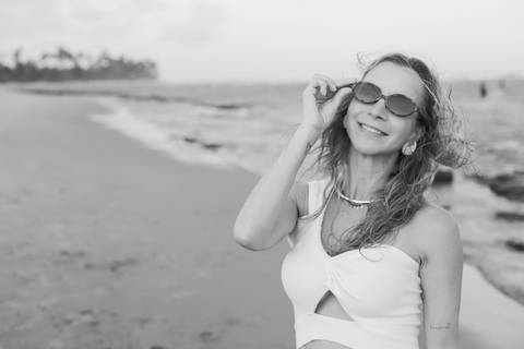Fotógrafo na Bahia registra momentos de descontração e amizade em Praia do Forte. Ensaio feminino cheio de cores e emoção.'