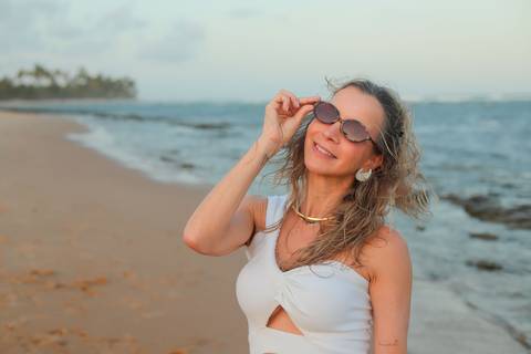 Ensaio na casa de praia com amigas em Praia do Forte. Fotografia feita por Waldyr Lantyer mostrando alegria, risadas e conexão.'