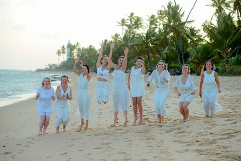 Ensaio na casa de praia com amigas em Praia do Forte. Fotografia feita por Waldyr Lantyer mostrando alegria, risadas e conexão.'
