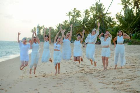 Ensaio na casa de praia com amigas em Praia do Forte. Fotografia feita por Waldyr Lantyer mostrando alegria, risadas e conexão.'