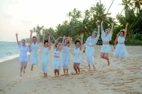 Ensaio na casa de praia com amigas em Praia do Forte. Fotografia feita por Waldyr Lantyer mostrando alegria, risadas e conexão.'