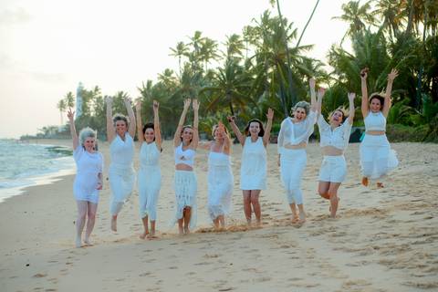 Ensaio na casa de praia com amigas em Praia do Forte. Fotografia feita por Waldyr Lantyer mostrando alegria, risadas e conexão.'