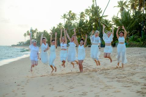 Ensaio na casa de praia com amigas em Praia do Forte. Fotografia feita por Waldyr Lantyer mostrando alegria, risadas e conexão.'