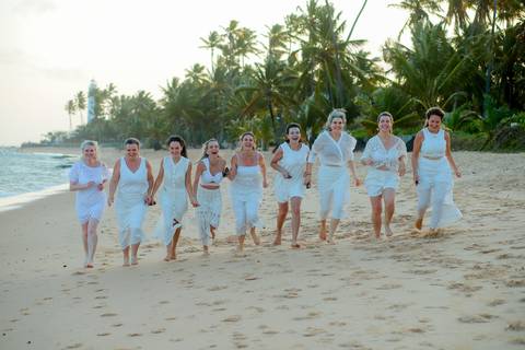 Ensaio na casa de praia com amigas em Praia do Forte. Fotografia feita por Waldyr Lantyer mostrando alegria, risadas e conexão.'