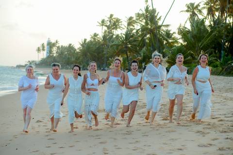 Ensaio na casa de praia com amigas em Praia do Forte. Fotografia feita por Waldyr Lantyer mostrando alegria, risadas e conexão.'