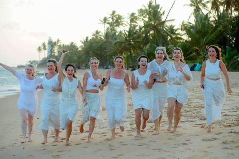 Fotografia feminina em Praia do Forte, Bahia. Ensaio entre amigas com fotos espontâneas, lifestyle e toque artístico de Waldyr Lantyer.'
