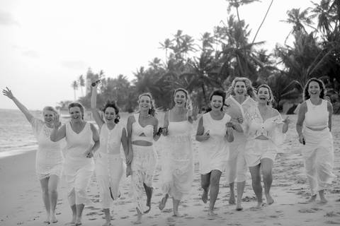 Fotografia feminina em Praia do Forte, Bahia. Ensaio entre amigas com fotos espontâneas, lifestyle e toque artístico de Waldyr Lantyer.'