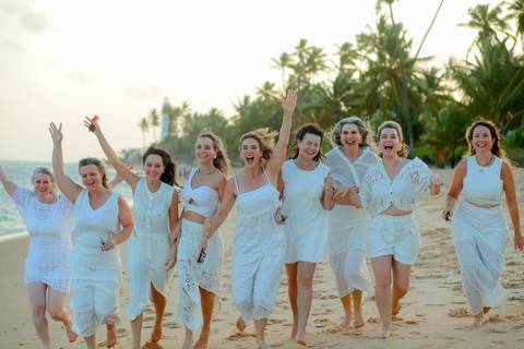 Fotografia feminina em Praia do Forte, Bahia. Ensaio entre amigas com fotos espontâneas, lifestyle e toque artístico de Waldyr Lantyer.'
