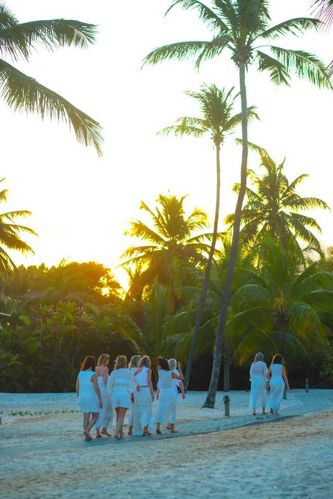 Fotografia feminina em Praia do Forte, Bahia. Ensaio entre amigas com fotos espontâneas, lifestyle e toque artístico de Waldyr Lantyer.'