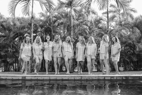 Fotografia espontânea de amigas em Praia do Forte, Bahia. Registro natural feito pelo fotógrafo Waldyr Lantyer durante ensaio de viagem e amizade feminina à beira-mar.'