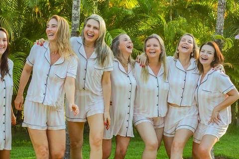 Ensaio fotográfico feminino em Praia do Forte-BA com amigas de Curitiba. Fotógrafo Waldyr Lantyer capturando sorrisos, abraços e momentos de alegria.'