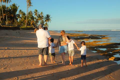 Momentos que o tempo não apaga. Um pôr do sol mágico em Praia do Forte-BA para eternizar os 50 anos de amor de Elisa e Edson.'