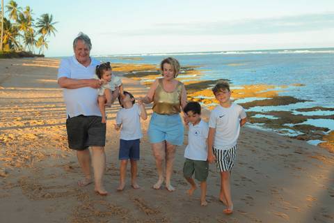 Ensaio fotográfico em família na Praia do Forte. Cada sorriso, abraço e olhar contam uma história de união e gratidão.'