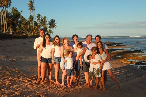 Ensaio fotográfico em família na Praia do Forte. Cada sorriso, abraço e olhar contam uma história de união e gratidão.'
