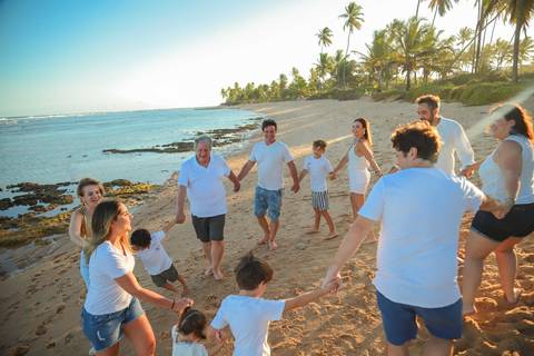 Ensaio fotográfico em família na Praia do Forte. Cada sorriso, abraço e olhar contam uma história de união e gratidão.'