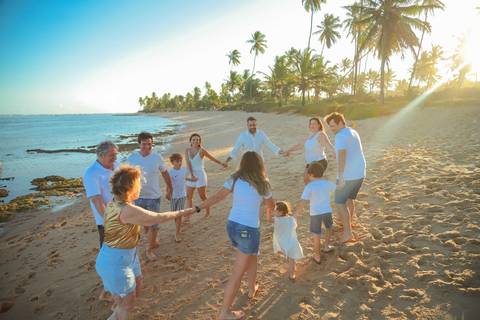 Ensaio fotográfico em família na Praia do Forte. Cada sorriso, abraço e olhar contam uma história de união e gratidão.'