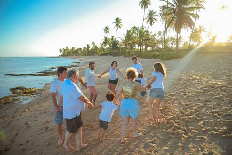 Ensaio fotográfico em família na Praia do Forte. Cada sorriso, abraço e olhar contam uma história de união e gratidão.'