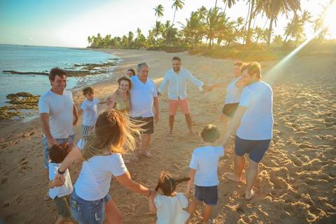 Ensaio fotográfico em família na Praia do Forte. Cada sorriso, abraço e olhar contam uma história de união e gratidão.'