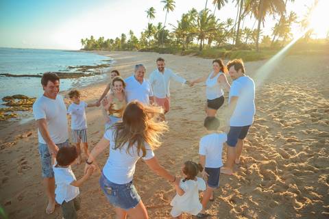 Ensaio fotográfico em família na Praia do Forte. Cada sorriso, abraço e olhar contam uma história de união e gratidão.'