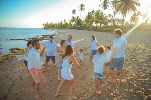 Ensaio fotográfico em família na Praia do Forte. Cada sorriso, abraço e olhar contam uma história de união e gratidão.'