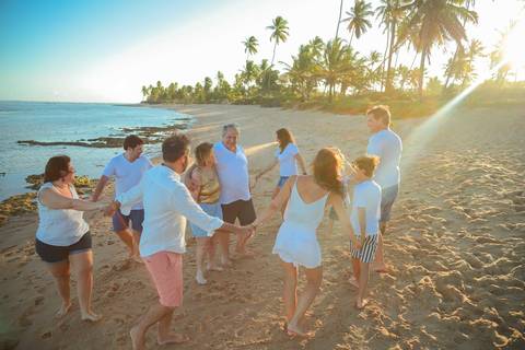 Ensaio fotográfico em família na Praia do Forte. Cada sorriso, abraço e olhar contam uma história de união e gratidão.'