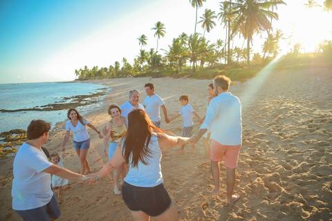 Ensaio fotográfico em família na Praia do Forte. Cada sorriso, abraço e olhar contam uma história de união e gratidão.'