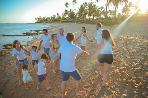 Ensaio fotográfico em família na Praia do Forte. Cada sorriso, abraço e olhar contam uma história de união e gratidão.'