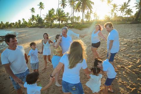Ensaio fotográfico em família na Praia do Forte. Cada sorriso, abraço e olhar contam uma história de união e gratidão.'
