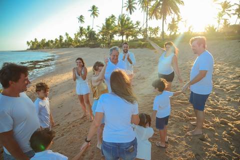 Bodas de Ouro em Praia do Forte. Um registro cheio de emoção, com a energia do mar e a luz dourada do entardecer.'
