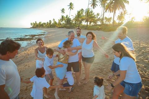 Bodas de Ouro em Praia do Forte. Um registro cheio de emoção, com a energia do mar e a luz dourada do entardecer.'