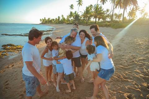 Bodas de Ouro em Praia do Forte. Um registro cheio de emoção, com a energia do mar e a luz dourada do entardecer.'