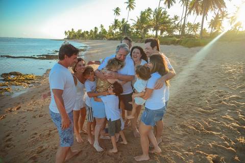 Bodas de Ouro em Praia do Forte. Um registro cheio de emoção, com a energia do mar e a luz dourada do entardecer.'