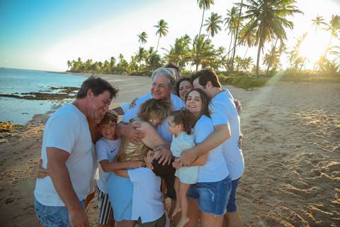 Bodas de Ouro em Praia do Forte. Um registro cheio de emoção, com a energia do mar e a luz dourada do entardecer.'