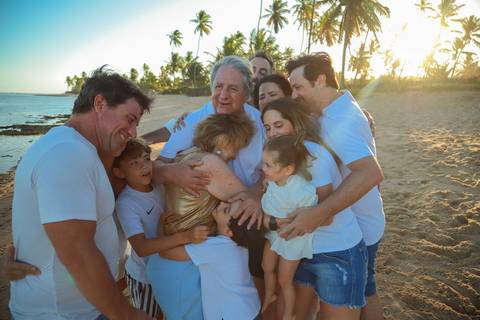Bodas de Ouro em Praia do Forte. Um registro cheio de emoção, com a energia do mar e a luz dourada do entardecer.'