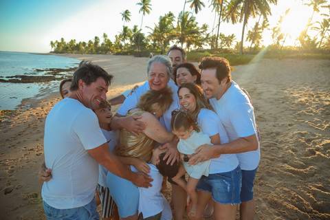 Bodas de Ouro em Praia do Forte. Um registro cheio de emoção, com a energia do mar e a luz dourada do entardecer.'