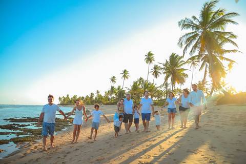 Bodas de Ouro em Praia do Forte. Um registro cheio de emoção, com a energia do mar e a luz dourada do entardecer.'