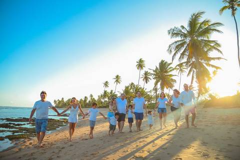 Bodas de Ouro em Praia do Forte. Um registro cheio de emoção, com a energia do mar e a luz dourada do entardecer.'