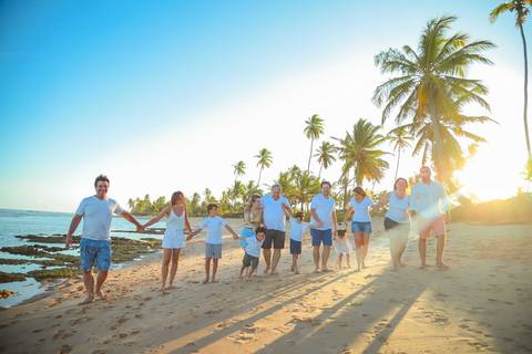 Bodas de Ouro em Praia do Forte. Um registro cheio de emoção, com a energia do mar e a luz dourada do entardecer.'
