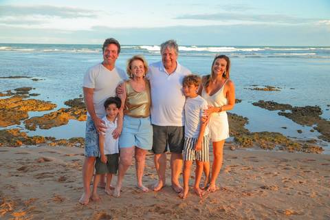 Celebre sua história em Praia do Forte. Cada fotografia é um convite para viver a experiência de estar presente e sentir.'