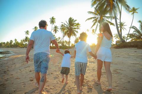 Celebre sua história em Praia do Forte. Cada fotografia é um convite para viver a experiência de estar presente e sentir.'
